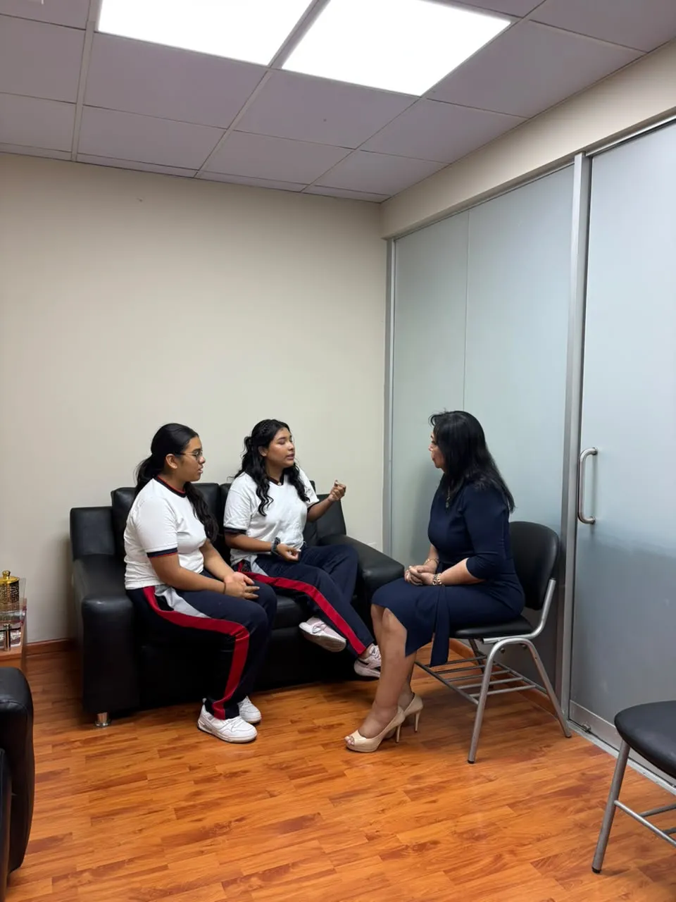 Alumnas de Ventanilla presentan el proyecto Ferropudín en el despacho de la congresista Auristela Obando