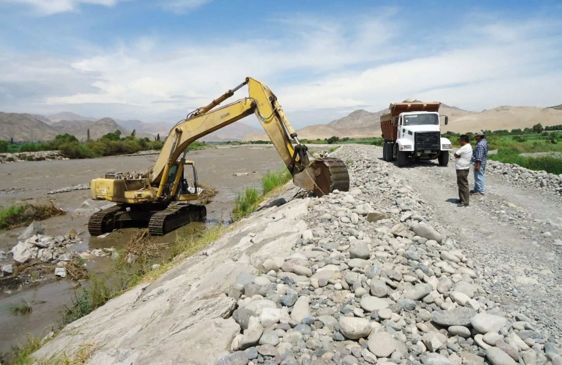 Maquinaria pesada en labores de prevención y encauzamiento en río de la región Lima